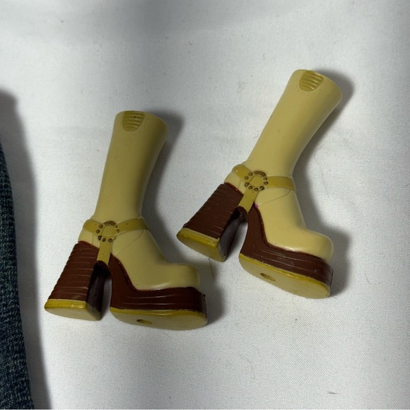 Bratz Yasmin “Hippie Chic” pants and boots (2002) - Picture 3 of 3